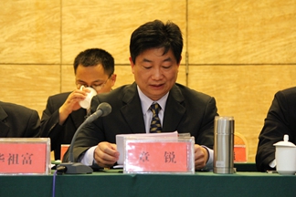 万正集团副总经理章锐宣读2013年度表彰决定.JPG