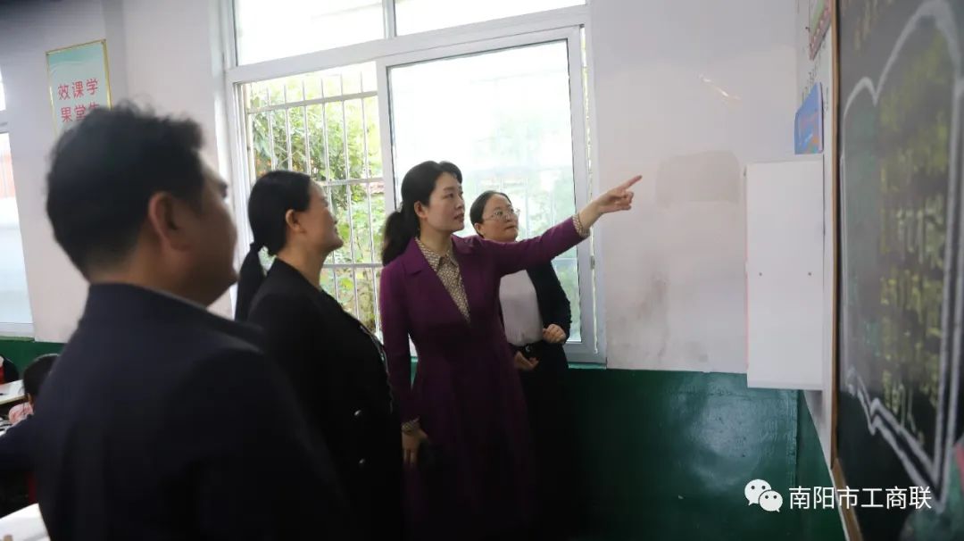 “爱阅计划—公益图书角”捐赠仪式在邓州举行3.jpg